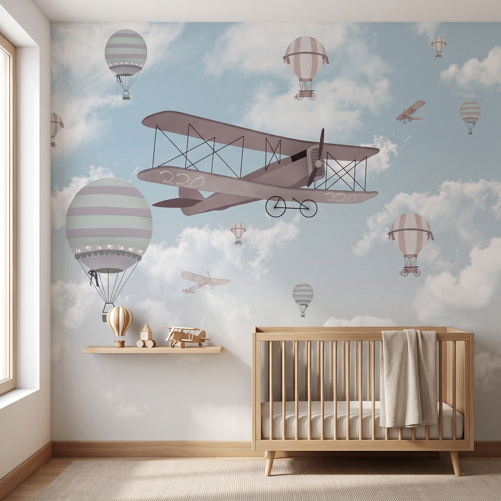 Ahşap bebek beşiği ve raf arkasında kullanılan pastel tonlarda uçan balon ve uçak desenli duvar kağıdı