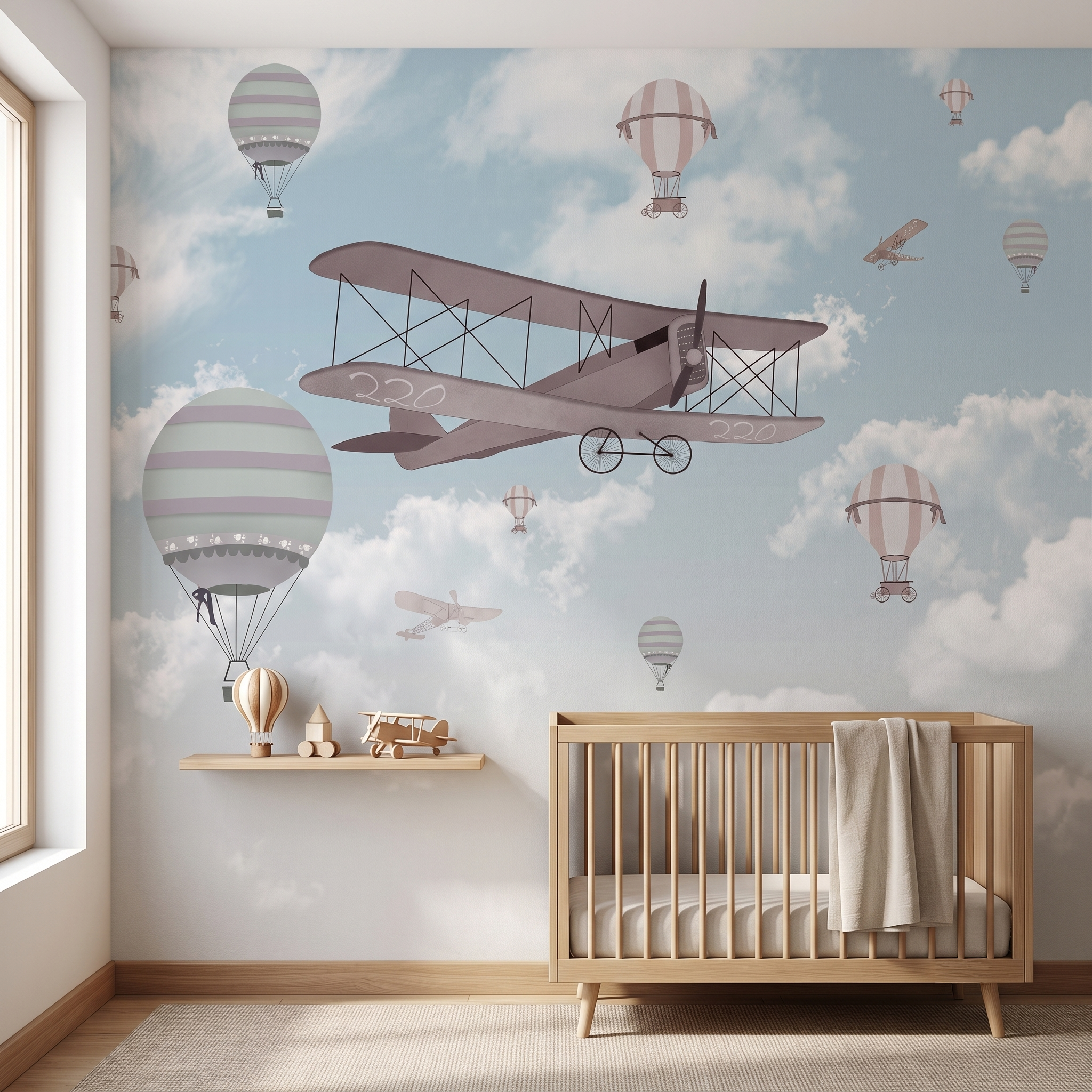 Ahşap bebek beşiği ve raf arkasında kullanılan pastel tonlarda uçan balon ve uçak desenli duvar kağıdı