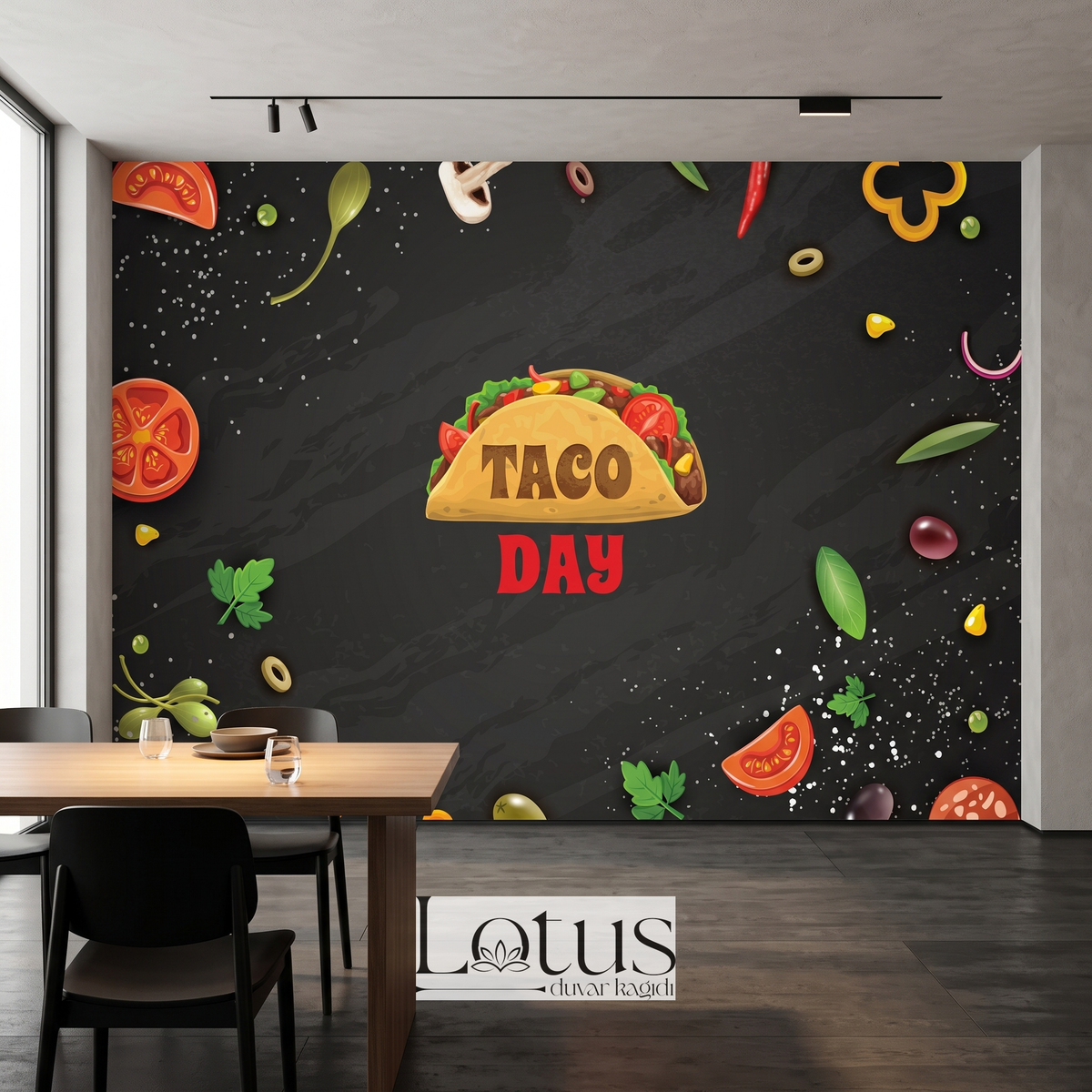 Ahşap yemek masası ve siyah sandalyeler arkasında tercih edilen kara tahta efektli Taco desenli mutfak duvar muralı
