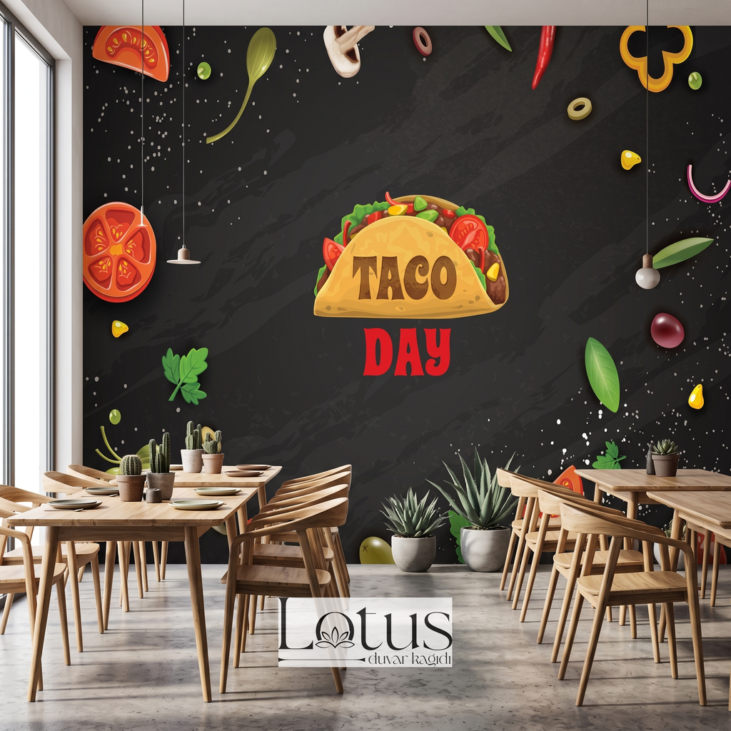 Ahşap restoran masaları ve sandalyeler arkasında uygulanan siyah zeminli Taco Day yazılı restoran duvar kağıdı