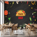 Ahşap restoran masaları ve sandalyeler arkasında uygulanan siyah zeminli Taco Day yazılı restoran duvar kağıdı